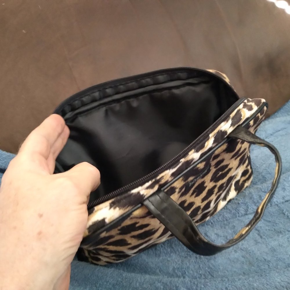 Basic leopard skin makeup pattern purse - Picture 3 of 3